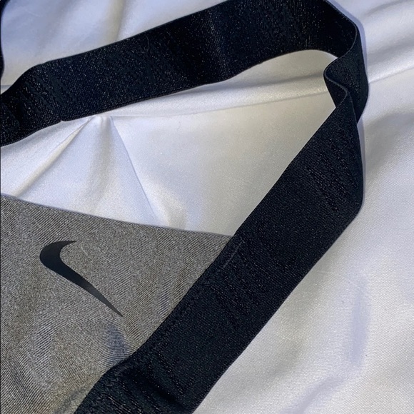 Cute NIKE gray and black sports bra - Picture 3 of 3